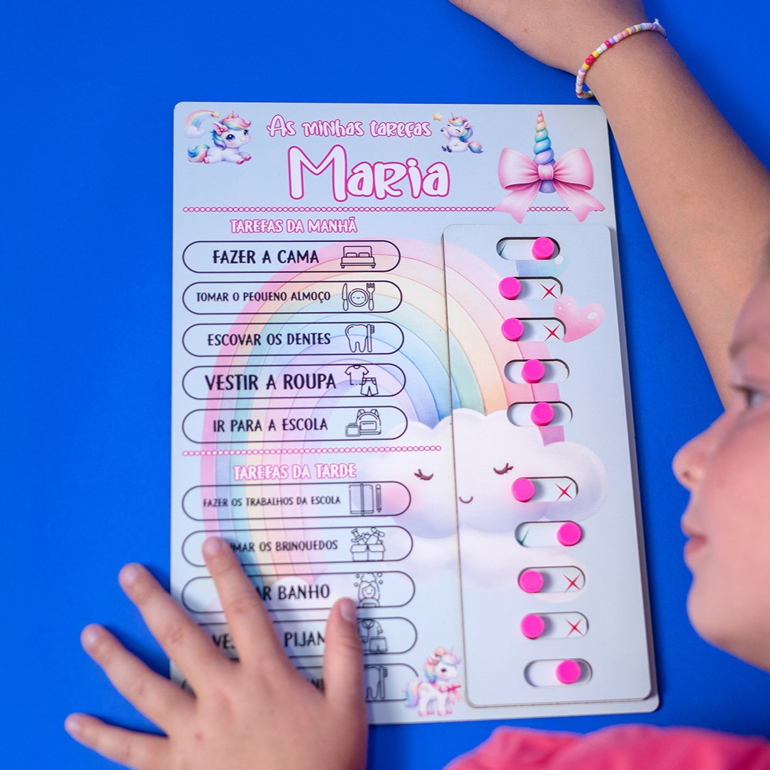 Quadro de Tarefas Diárias Personalizado - Tema Unicórnios Quadro de tarefas infantil com tema unicórnio e arco-íris para marcar tarefas com botões deslizantes.