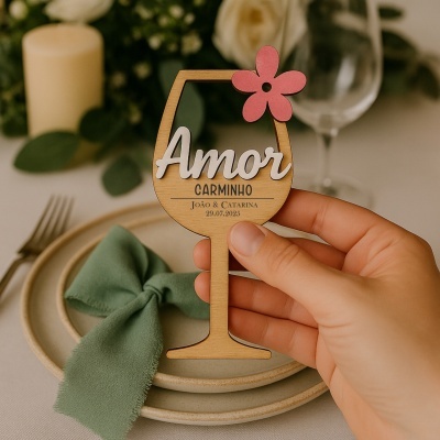 Marcador de mesa em madeira em forma de copo com flor rosa e texto Amor, Carminho, João & Catarina, 29.07.2025