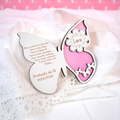 Marcador borboleta madeira branca com detalhes rosa e texto gravado