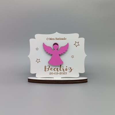 Cartão de batismo branco com anjo rosa e texto dourado