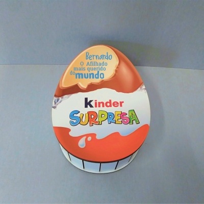 Embalagem ovo Kinder Surpresa laranja com texto personalizado Bernardo o Afilhado mais querido do mundo