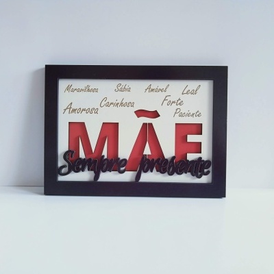 Placa decorativa para mãe com palavras de carinho em várias cores e moldura preta