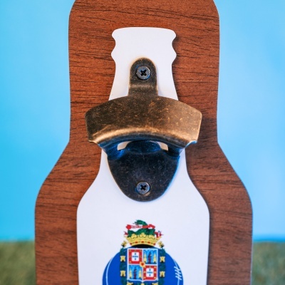 Abridor de garrafas de parede em madeira e metal com brasão colorido