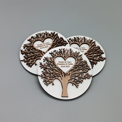 Peças redondas decorativas em madeira com árvore e coração recortado com texto para Bodas de Ouro.
