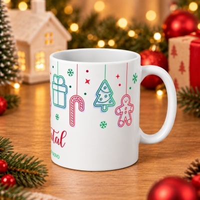 Caneca de Natal branca com desenhos coloridos de coisas natalícias