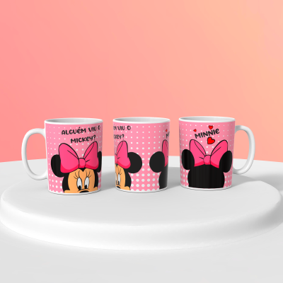 Três canecas decoradas com Minnie Mouse em fundo rosa com bolinhas brancas