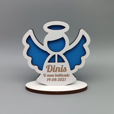 Figura decorativa de anjo em madeira branca e azul com texto gravado