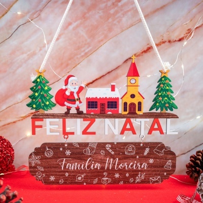 Enfeite de Natal em madeira com Pai Natal, árvores, casa, igreja e texto Feliz Natal e placa personalizada