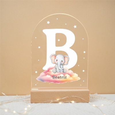 Luminária acrílica com letra B, elefante e nome Beatriz