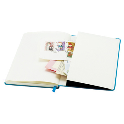 Caderno azul aberto com papéis e cartões guardados nas abas internas.