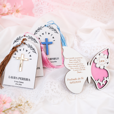Marcadores de papel com cruzes dourada e azul e marcador em forma de borboleta cor de rosa com texto e nome Lara