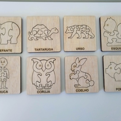 Puzzles de madeira com desenhos de animais e figuras com nomes em português