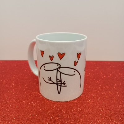Caneca branca com desenho de abraço e corações vermelhos