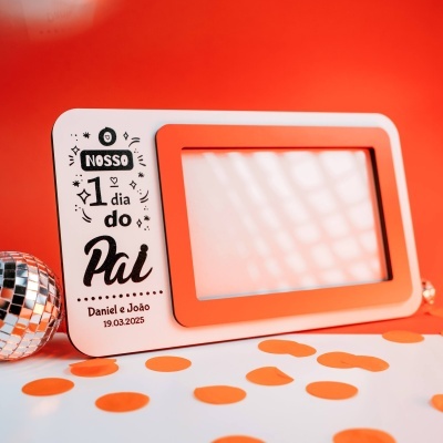 Moldura para fotografia decorada com texto em português sobre o Dia do Pai em fundo laranja
