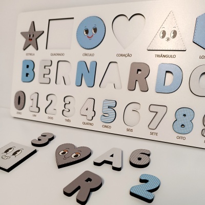 Painel educativo de madeira com letras, números e formas em azul, branco e cinza
