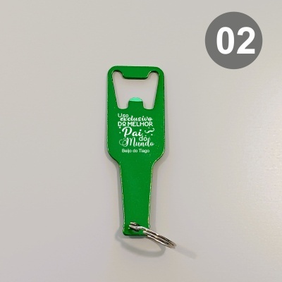 Chaveiro abridor de garrafas verde com texto em branco e número 02 em círculo cinzento