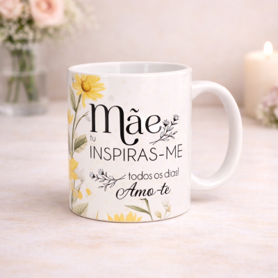 Caneca branca com flores amarelas e texto em português sobre uma superfície clara