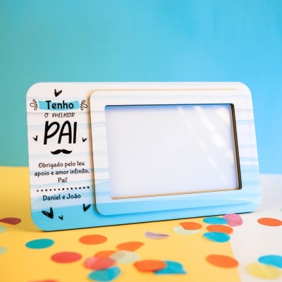 Porta-retratos de madeira azul com texto para pai sobre fundo azul e amarelo com confetis coloridos