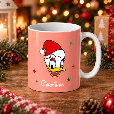 Caneca rosa com personagem Margarida de chapéu de Natal e texto CARMINHO