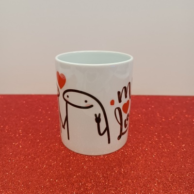 Caneca branca com desenho simples e corações vermelhos sobre superfície vermelha brilhante