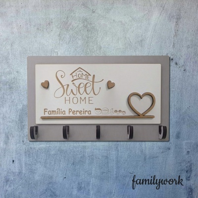 Suporte de parede para chaves com texto Home Sweet Home e nomes Familia Pereira em madeira