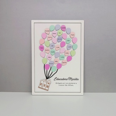 Quadro decorativo branco com balões coloridos e nomes escritos