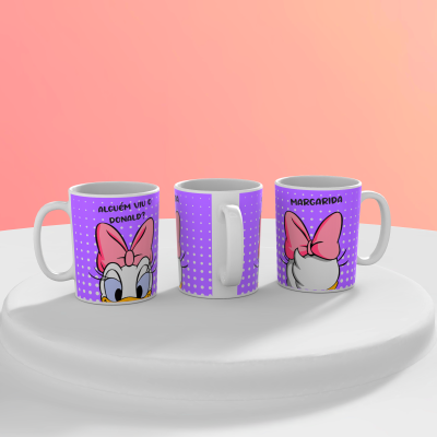 Canecas brancas com estampa roxa da personagem Margarida e texto em português.