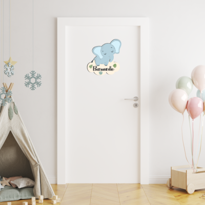 Porta branca com autocolante infantil de elefante azul e nome Bernardie
