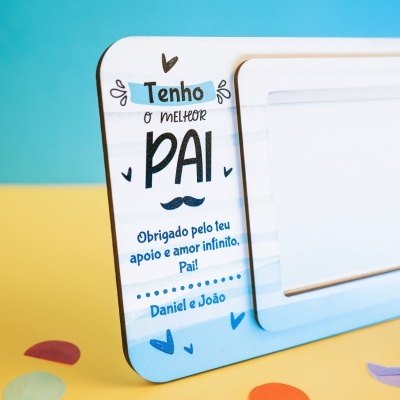 Cartão decorativo azul e branco com texto dedicado ao pai e ilustrações de corações e bigode