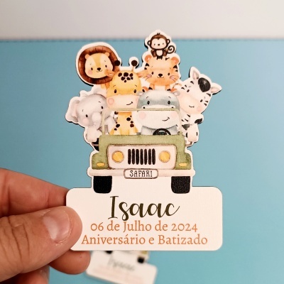 Convite de papel com ilustração de animais de safari num jipe e texto de aniversário e batizado.