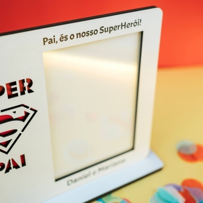 Moldura de foto branca com texto comemorativo e símbolo do Superman
