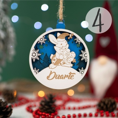 Enfeite de Natal redondo em madeira com desenho de coelho e nome Duarte