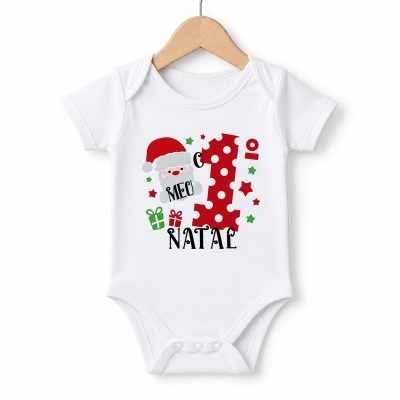 Body branco de bebé com design de Natal colorido e texto O MEU 1º NATAL