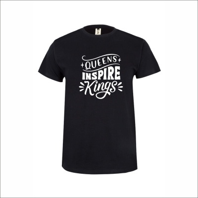 T-shirt preta com texto branco Queens Inspire Kings