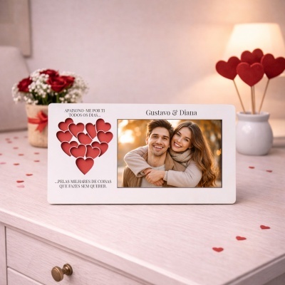Porta-retrato branco com coração e texto em português, com fotografia de casal no interior.