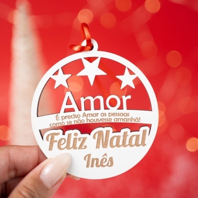 Etiqueta decorativa branca com estrelas e texto Feliz Natal Inês