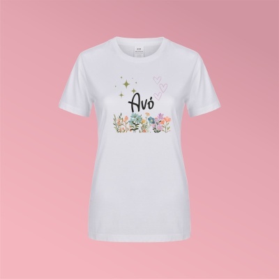 T-shirt branca com estampa colorida e palavra Avó