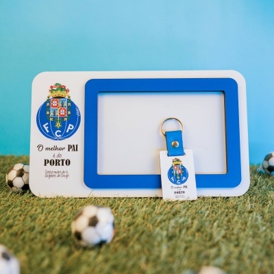 Porta-chaves azul e branco FC Porto com texto para o melhor pai em relva artificial e bolas de futebol