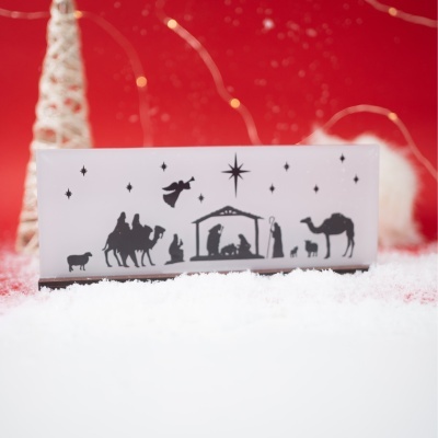Figura decorativa Natividade em branco e preto com fundo vermelho e neve artificial