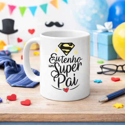 Caneca branca com texto Eu tenho um Super Pai e decoração de festa ao fundo