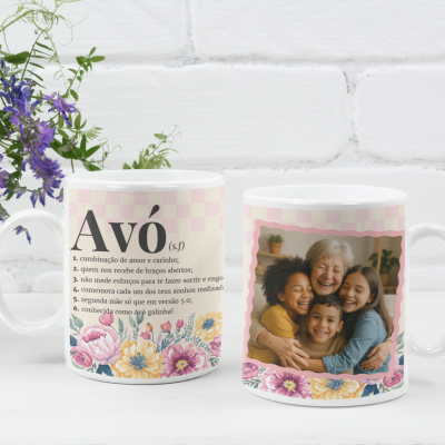 Duas canecas brancas com flores, texto sobre avó e foto de família em fundo branco