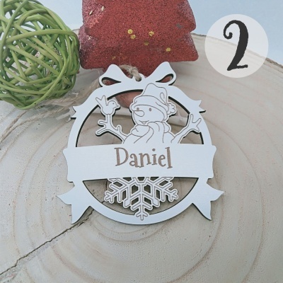 Enfeite branco de madeira com boneco de neve e o nome Daniel