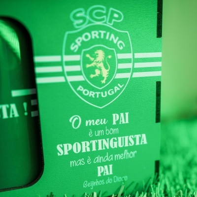 Caixa verde com emblema do Sporting Portugal e texto branco dedicado ao pai