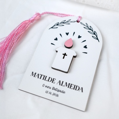 Convite ou lembrança de batizado com figura de vela e tassel rosa