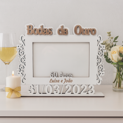 Moldura para bodas de ouro com texto em branco e dourado, vela, copo de vinho e flores amarelas