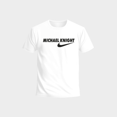 T-shirt branca com estampado preto MICHAEL KNIGHT e símbolo swoosh