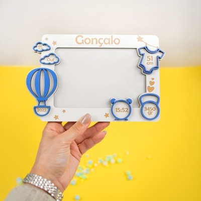 Moldura personalizada para fotografia de bebé com nome Gonçalo e detalhes azuis em madeira