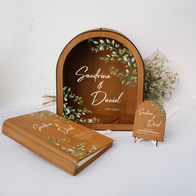 Conjunto de artigos de madeira decorados com flores e texto para casamento.