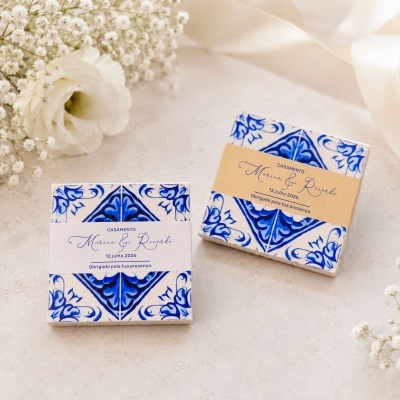 Azulejos azuis e brancos com convite de casamento e flores brancas ao fundo