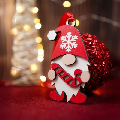 Enfeite de Natal gnomo com chapéu vermelho e floco de neve branco